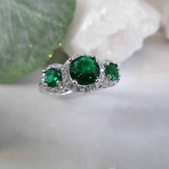 EMERALD 3 Stone 925 Sterling Ring>Halo Design>Sparkly Simulated Diamonds - Picture 6 of 7